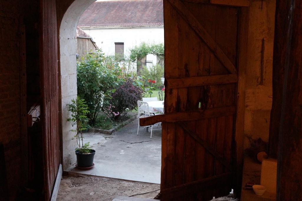 La Grille Fleurie, Chambres D'Hote Chez L'Habitant Arthonnay Kültér fotó